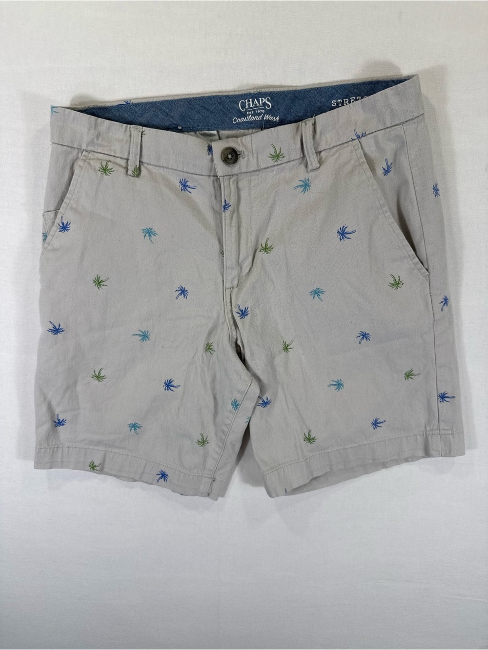 Chaps Men's Light Gray Palm-Embroidered Cotton Shorts